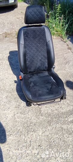 Передние сидения Volkswagen Polo V