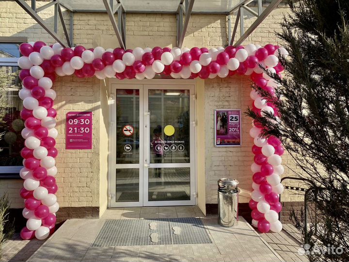 Гирлянда из воздушных шаров и шары с гелием