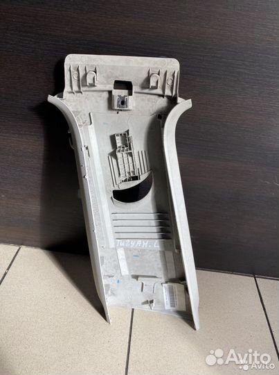 Обшивка средней стойки левая Volkswagen Tiguan