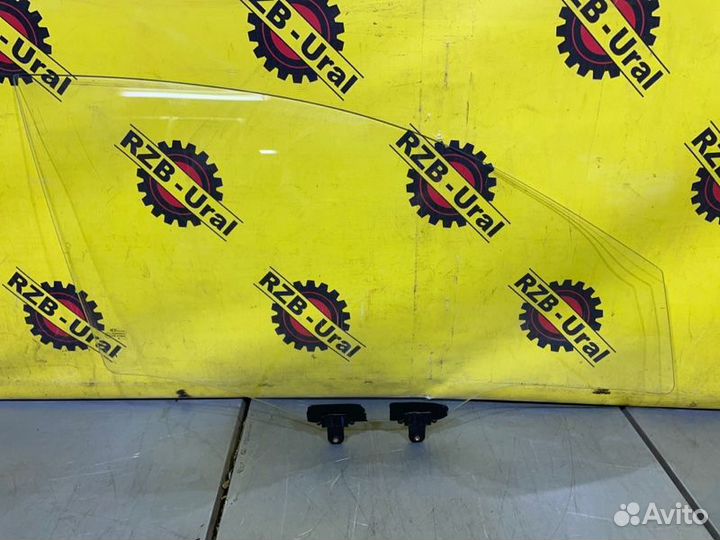 Стекло двери переднее правое Kia Rio 4 FB 2017