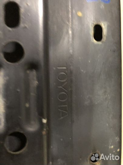 Усилитель переднего бампера Toyota Voxy