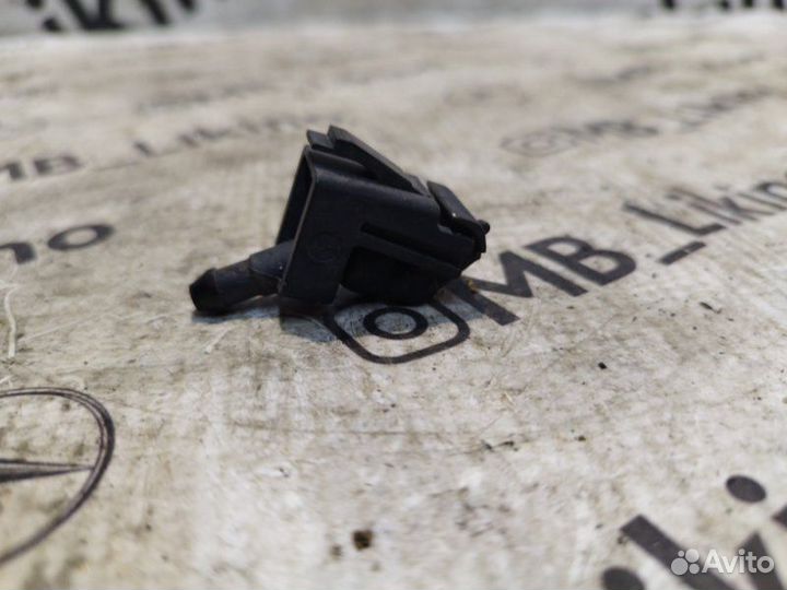 Форсунка омывателя лобового стекла левая Mercedes