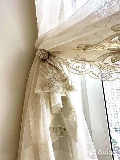 Жалюзи в рулоне и шторы с деревянным карнизом