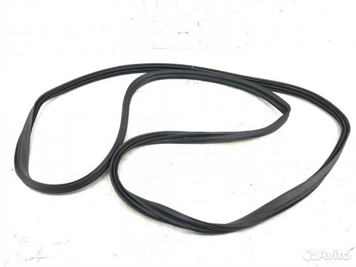 Уплотнительная резинка двери багажника Subaru