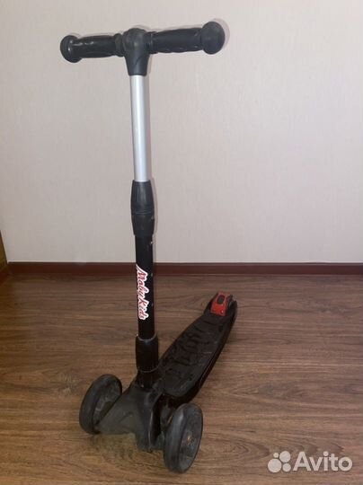 Самокат трехколесный