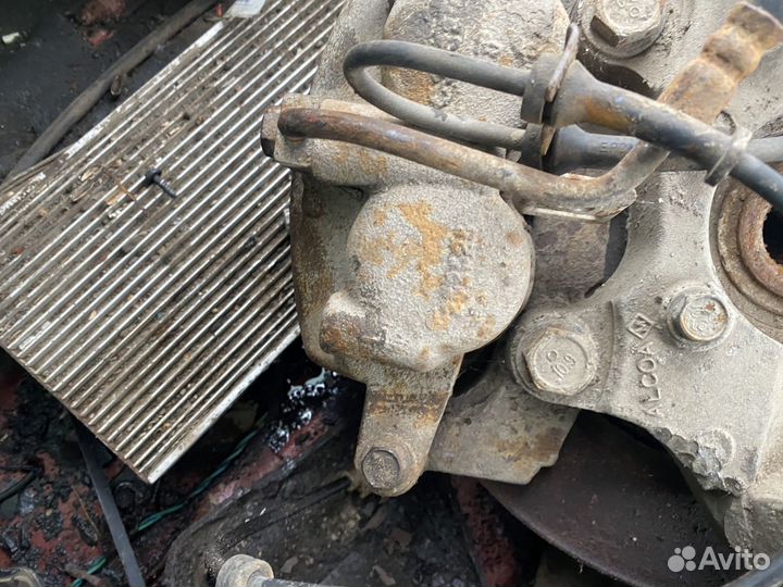 Chrysler pacifica передний левый суппорт