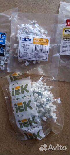 Скоба пластиковая d5