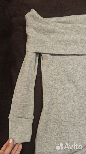 Платье трикотажное с открытыми плечами