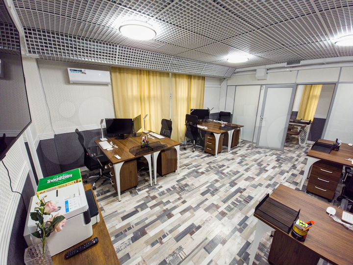 Офисный блок с директорской в центре под 