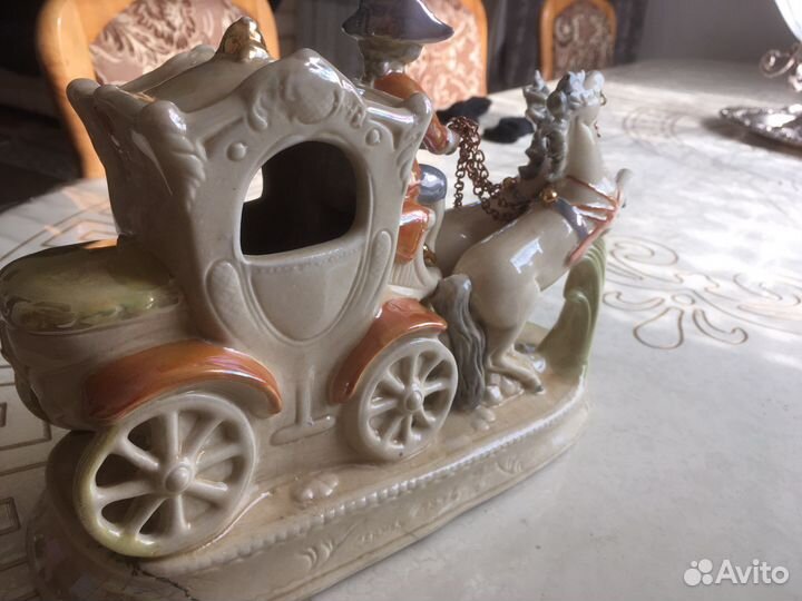 Фарфоровая карета