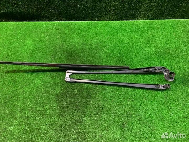 Держатель дворника Toyota Ractis NCP125 1NZ-FE