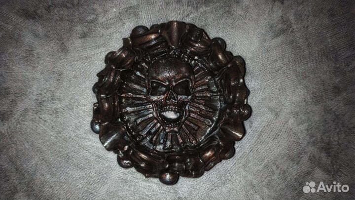 Пепельница ручной работы с черепами