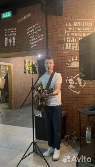 Певец-гитарист