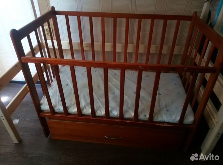 Детская коляска и кроватка с маятником