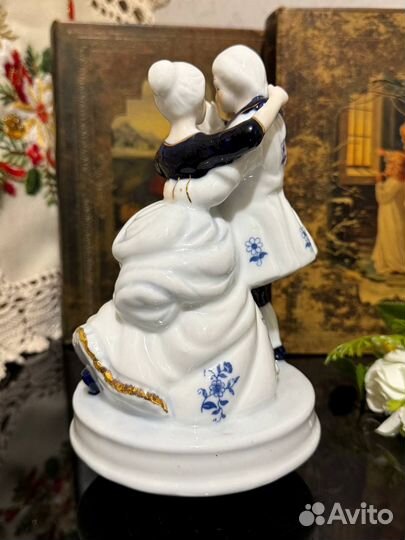 Статуэтка фарфоровая музыкальная