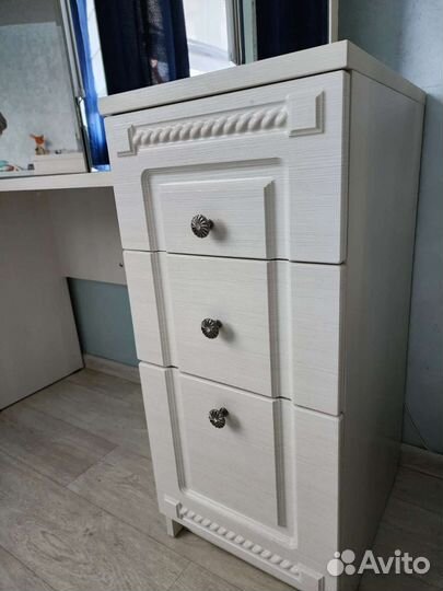 Туалетный столик трюмо с зеркалом