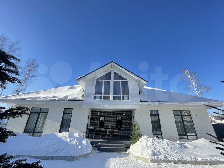 Коттедж 308 м² на участке 10 сот.