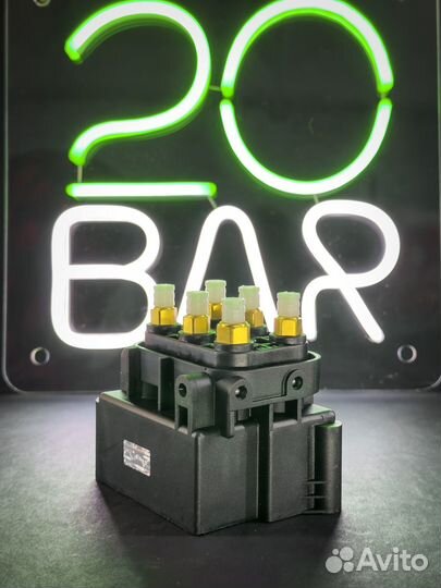 Блок клапанов пневмоподвески Mercedes-Benz S W221