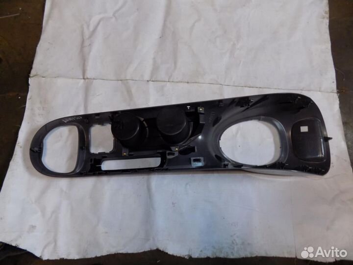 Консоль Juke (F15) 2011