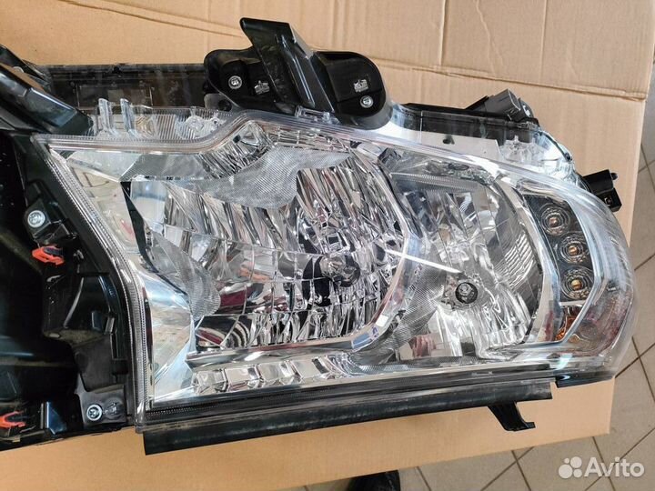 Фара правая LC150 Prado галоген c 2017- 8113060N10