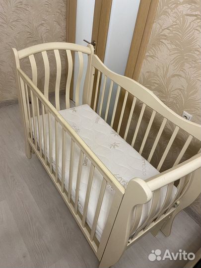 Детская кроватка с маятником и ящиком