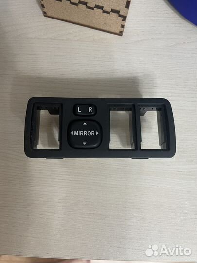 Рамка и кнопки регулировки зеркал