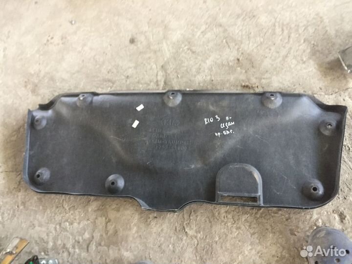 Обшивка крышки багажника kia Rio 3