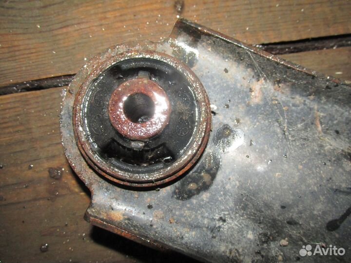 Рычаг передней подвески Nissan Leaf правый,левый