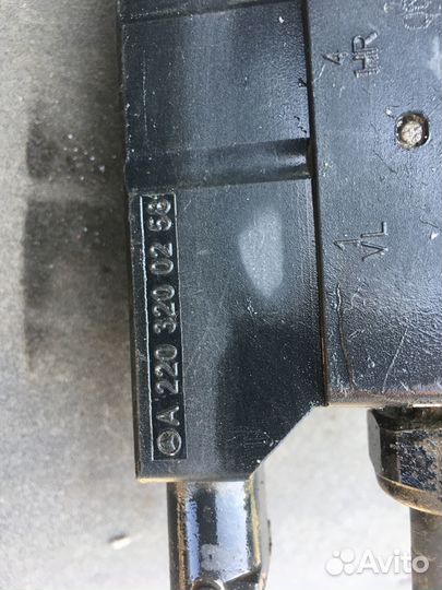 Блок клапанов пневмоподвески Mercedes W220 s500