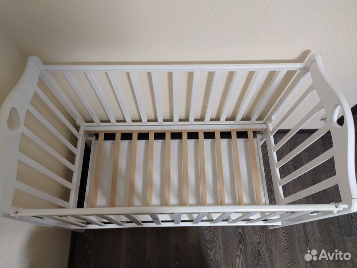Детская кроватка с маятником и ящиком