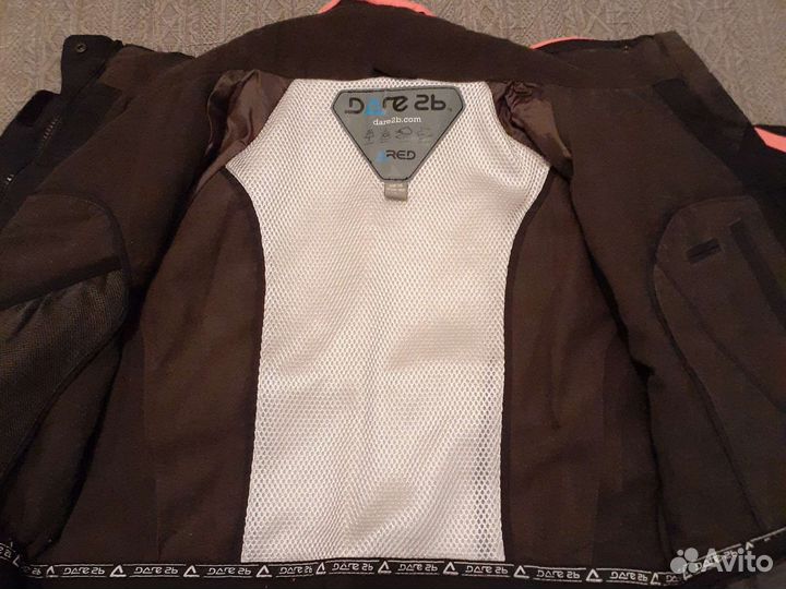 Горнолыжная куртка и горнолыжные брюки