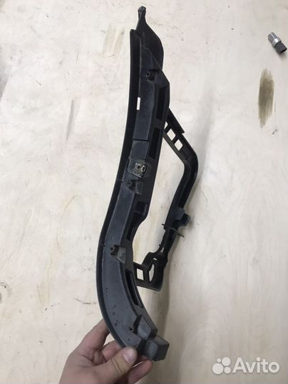 Направляющая заднего бампера правая Passat B7