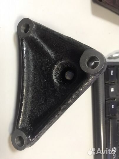 Кронштейн обводного ролика змз40904