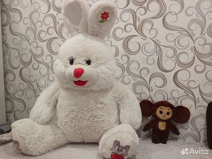 Большой плюшевый заяц
