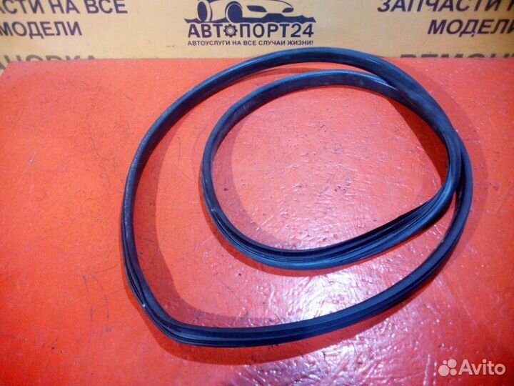 Уплотнительная резинка двери передняя левая