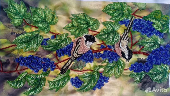 Птички на винограде. Картина из бисера