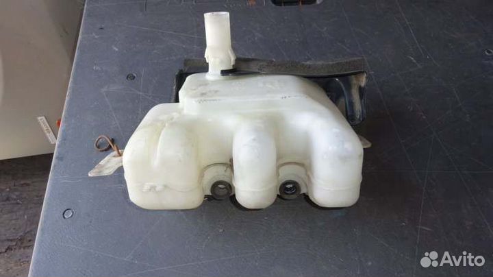 Бачок омывателя Nissan Elgrand APE50