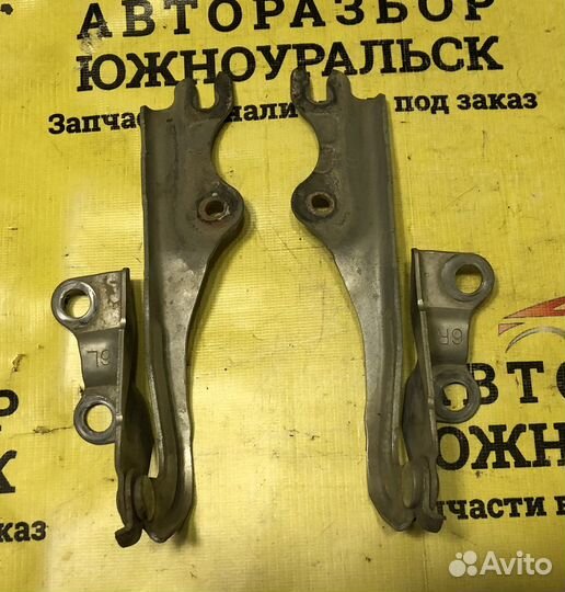 Петля капота Mazda MPV 2000