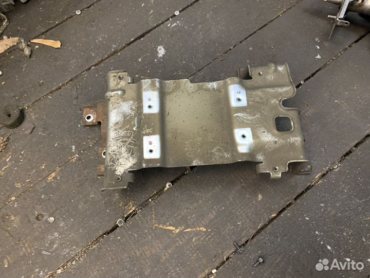 Infiniti g37 coupe кронштейн усилителя в багажник