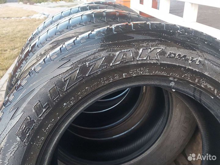 Bridgestone Blizzak DM-V1 235/65 R17