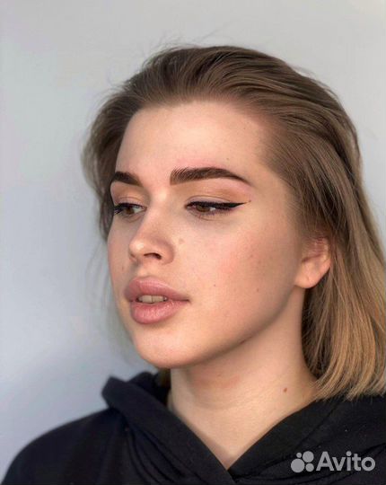 Модель на брови