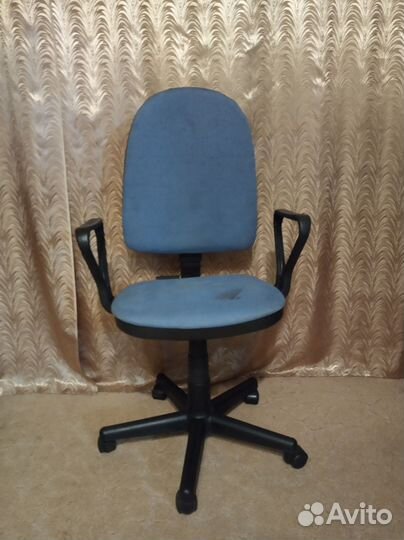 Компьютерное, офисное кресло с подлокотниками