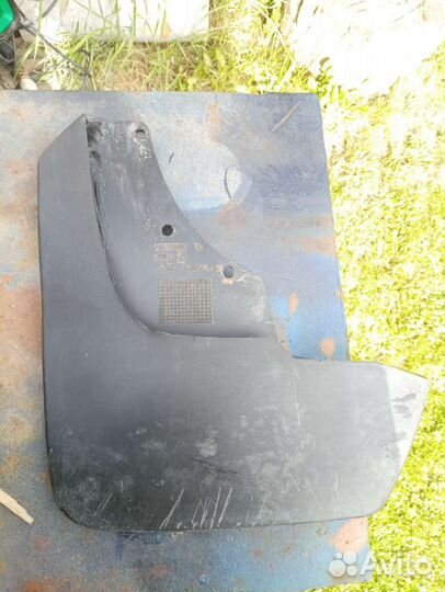 Брызговик duster левый