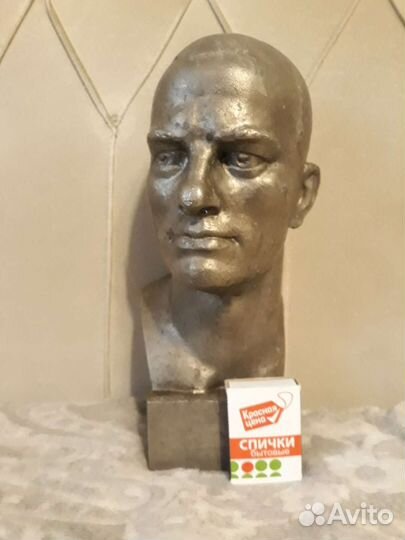 Бюст Маяковского из цветного металла