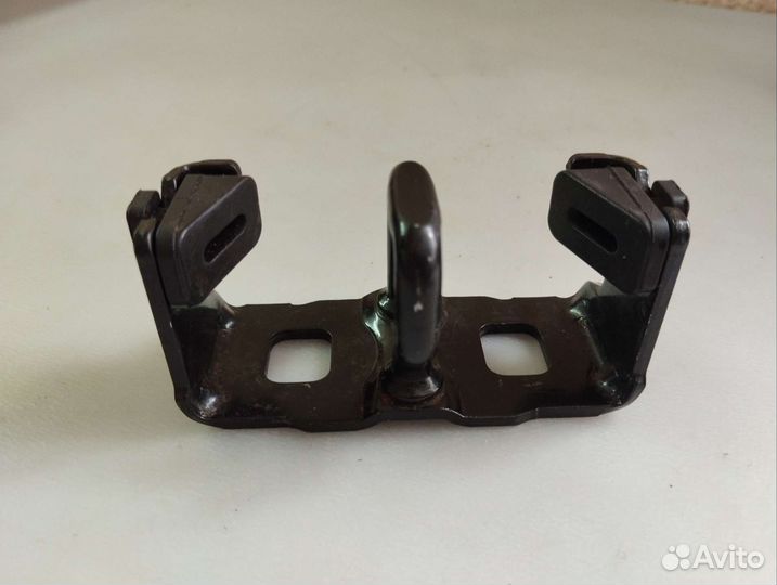 Петля замка багажника Renault Duster 1