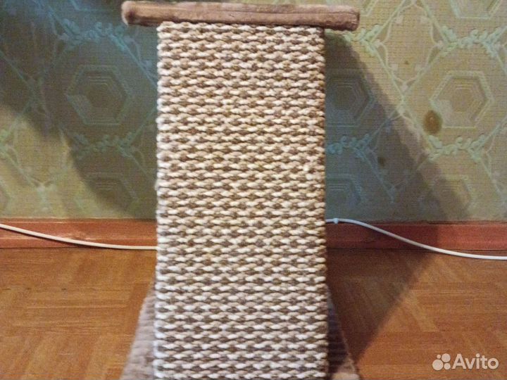 Когтеточка с платформой, лесенкой и игрушкой