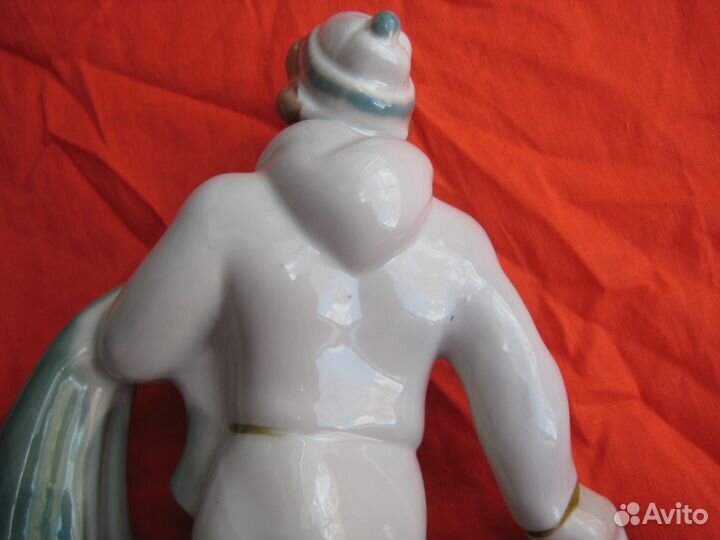 Фарфор рыбак с неводом (21 см.)