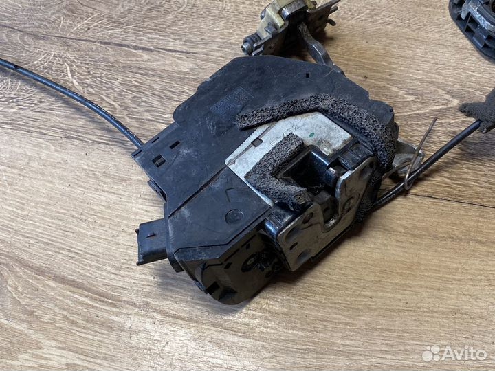 Renault fluence передний правый замок двери
