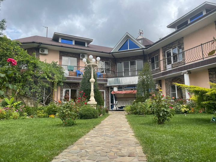 Коттедж 180 м² на участке 6 сот.