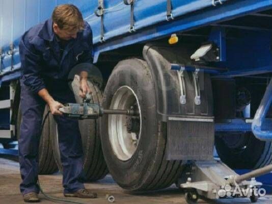 Сотрудник шиномонтажа